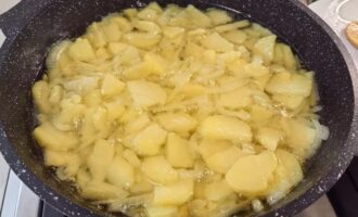 Готовые лук и картошка в горячем масле