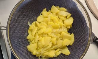 Масло стекает из картошки через сито