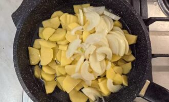 Нарезанные лук и картошка в сковороде