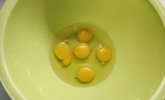 5 желтков и белков в чашке