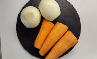 Две луковицы и три морковки