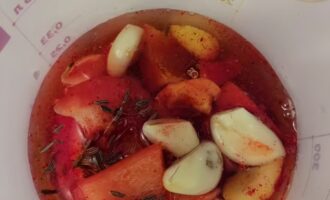 масло овощи и специи в миксере