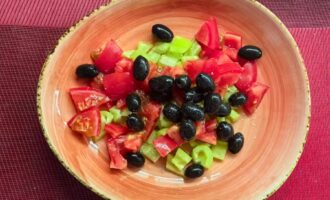 нарезанные овощи и оливки