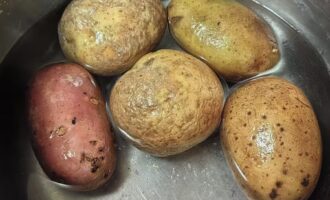 сырая картошка в кастрюле