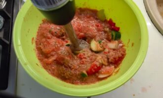 блендер перемалывает овощи