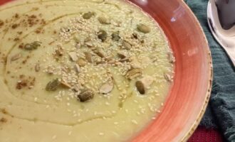 Подача холодного супа из кабачков